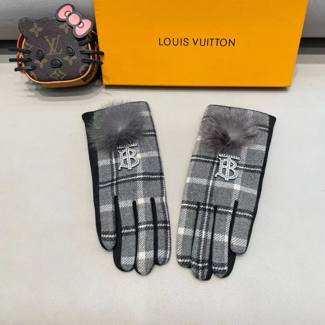 巴宝莉BURBERRY 专柜新品羊毛手套，时尚手套，秋冬保暖加绒内里，经典格子，上手超舒适柔软、百搭！均