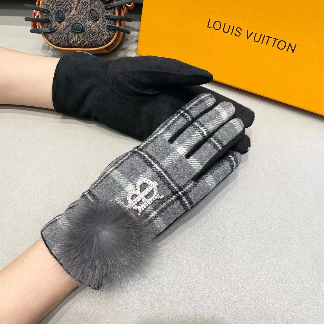 巴宝莉BURBERRY 专柜新品羊毛手套，时尚手套，秋冬保暖加绒内里，经典格子，上手超舒适柔软、百搭！均