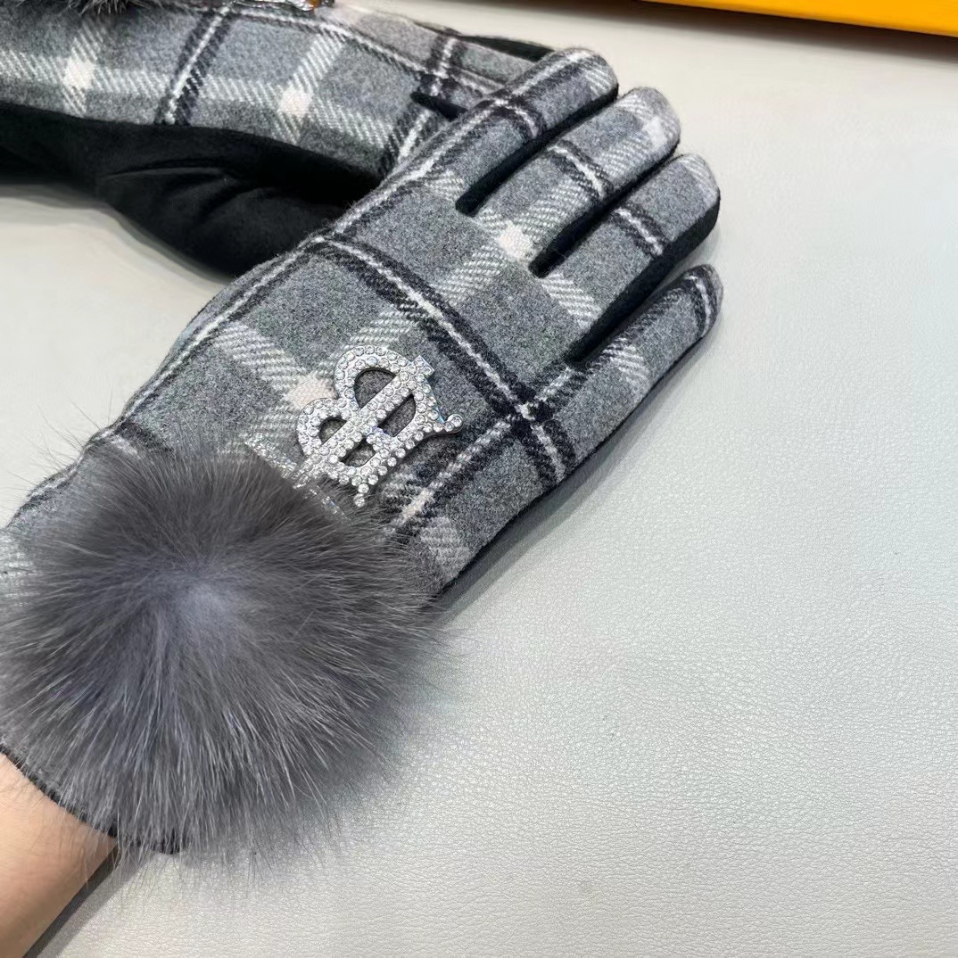 巴宝莉BURBERRY 专柜新品羊毛手套，时尚手套，秋冬保暖加绒内里，经典格子，上手超舒适柔软、百搭！均