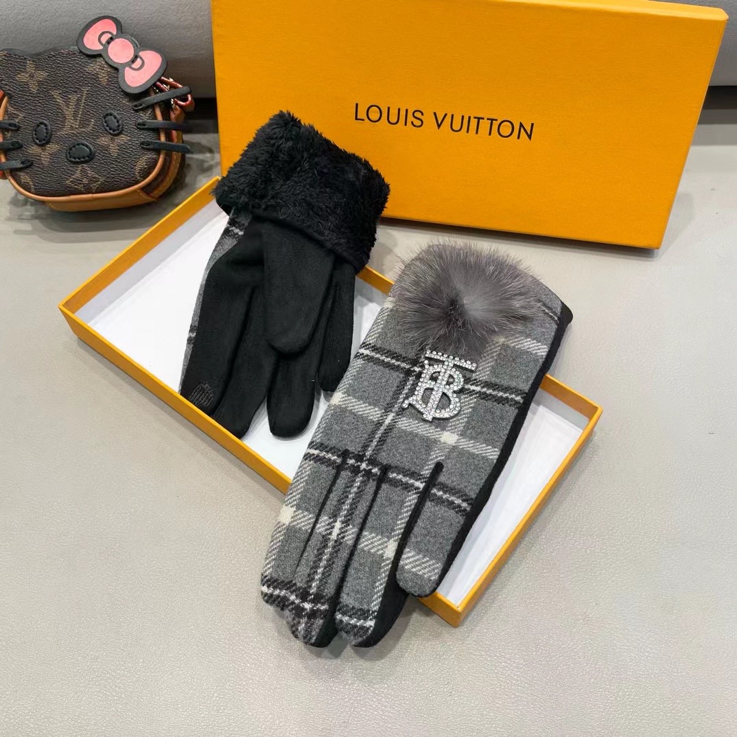 巴宝莉BURBERRY 专柜新品羊毛手套，时尚手套，秋冬保暖加绒内里，经典格子，上手超舒适柔软、百搭！均