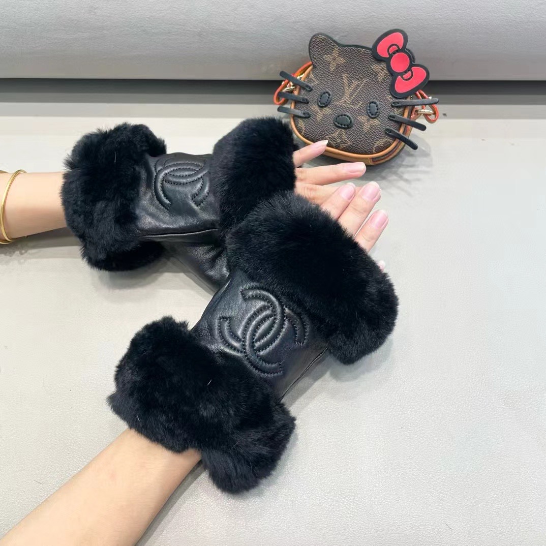 Chanel 香奈儿2024秋冬短款懒兔毛手套👍值得对比。。同款不同品质，秒杀市场差产品，进口一级羊皮➕