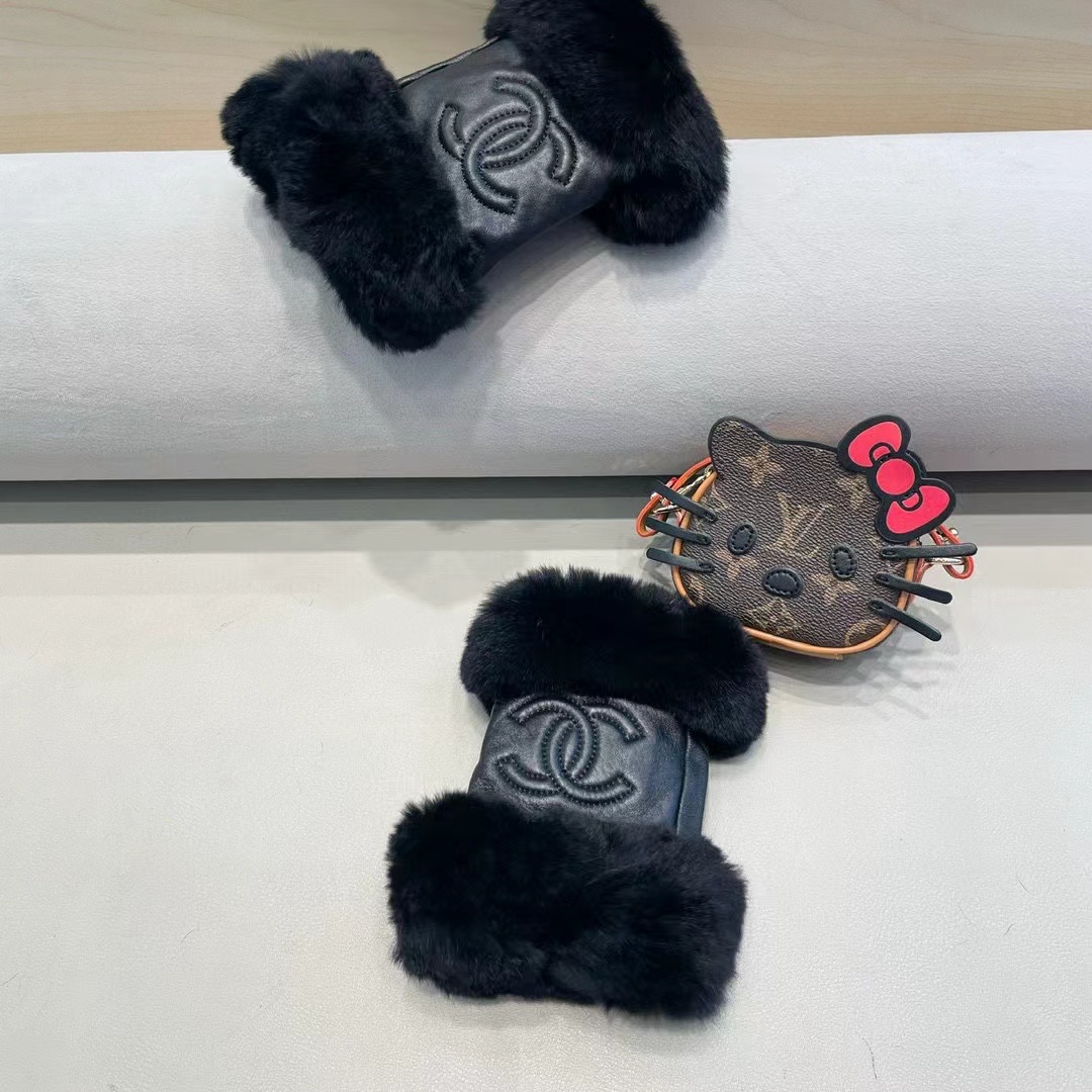 Chanel 香奈儿2024秋冬短款懒兔毛手套👍值得对比。。同款不同品质，秒杀市场差产品，进口一级羊皮➕