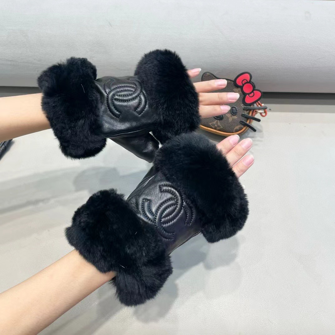 Chanel 香奈儿2024秋冬短款懒兔毛手套👍值得对比。。同款不同品质，秒杀市场差产品，进口一级羊皮➕
