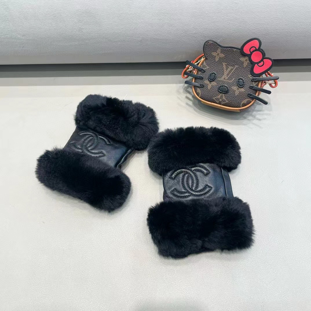 Chanel 香奈儿2024秋冬短款懒兔毛手套👍值得对比。。同款不同品质，秒杀市场差产品，进口一级羊皮➕
