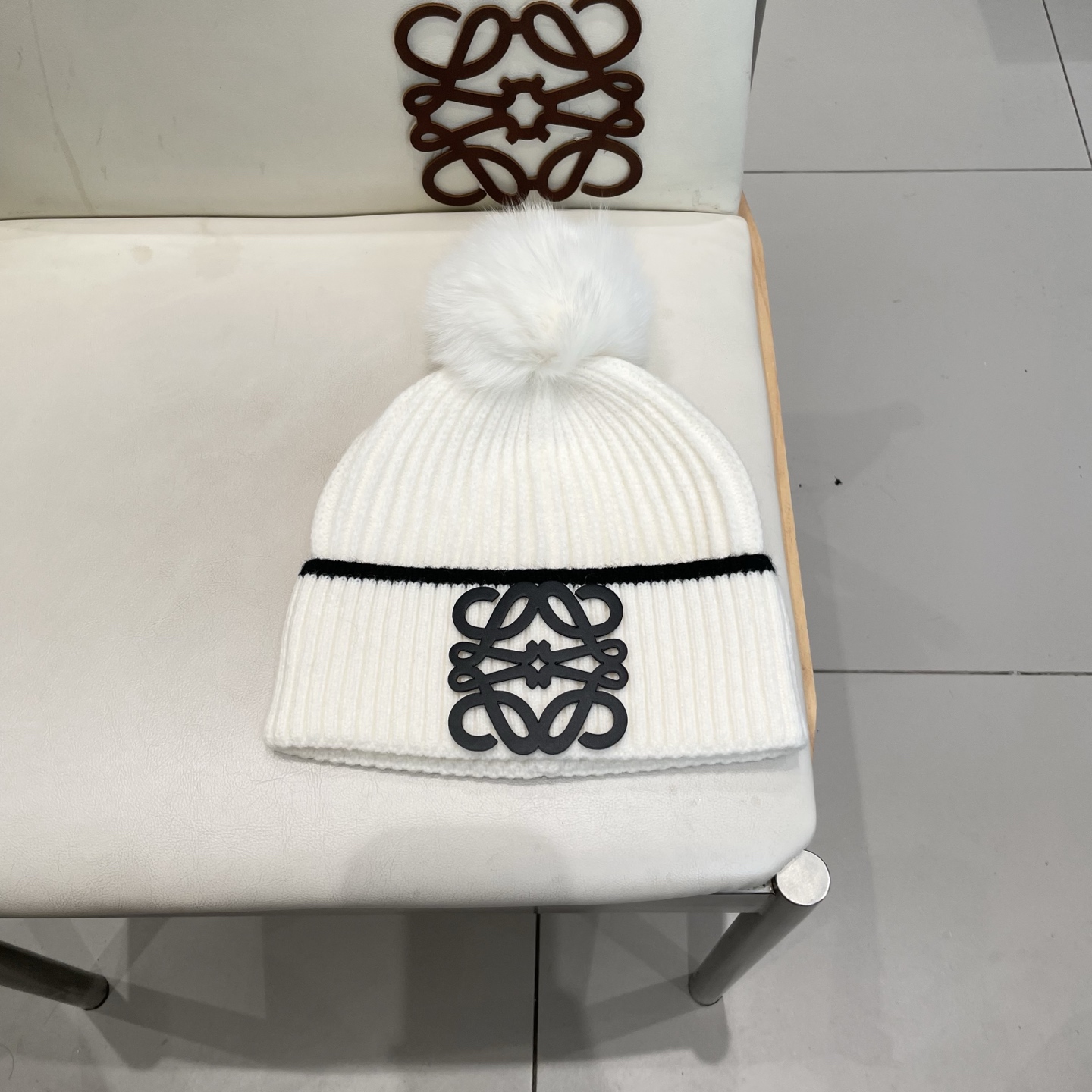 NO:580596,[LOEWE Luo Yiwei] 2025 autumn and winter with fox fur ball knitted woolen hat, big brand fashion, very versatile hat fisherman hat baseball cap knitted hat, hat, loewe, loewe, espadrilles, hats19860909【LOEWE罗意威】2025秋冬配狐狸毛球针织毛线帽,大牌时尚,非常百搭帽子渔夫帽棒球帽针织帽,帽子,loewe,loewe,espadrilles,hats,hat