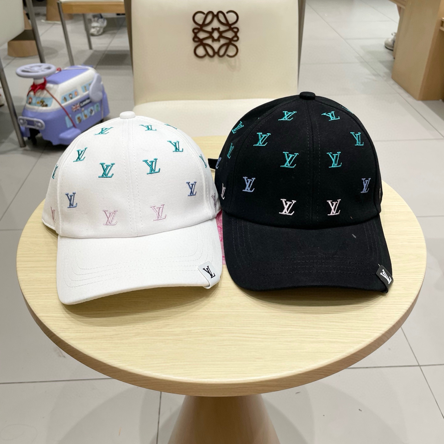 🧢路易威登棒球帽 LouisVuitton😍新款LV棒球帽，重工打造♥️高端大气，百搭款🤗男女通用！跑量