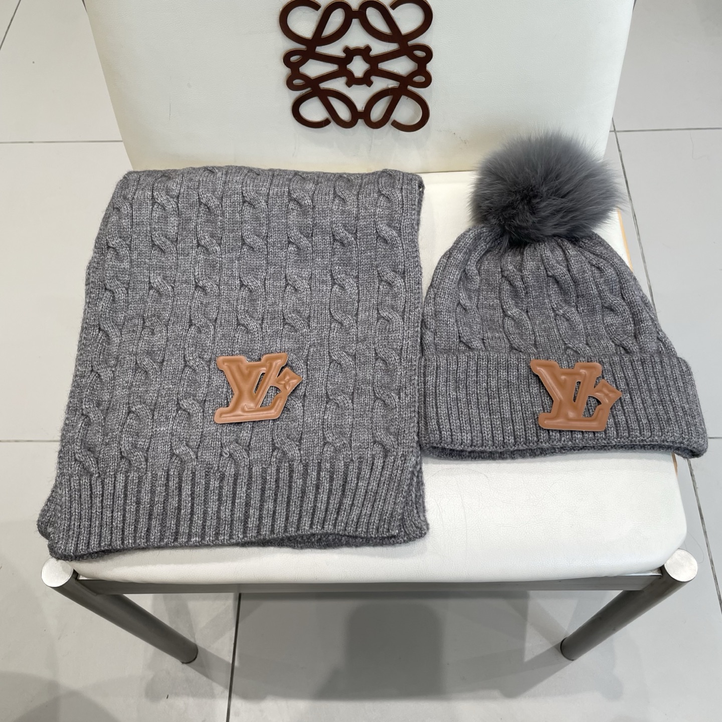 LV 路易威登经典款配狐狸毛球针织羊毛围巾帽子套装，经典男款，