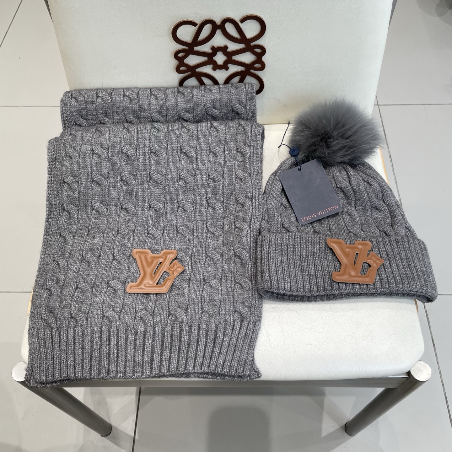 LV 路易威登经典款配狐狸毛球针织羊毛围巾帽子套装，经典男款，