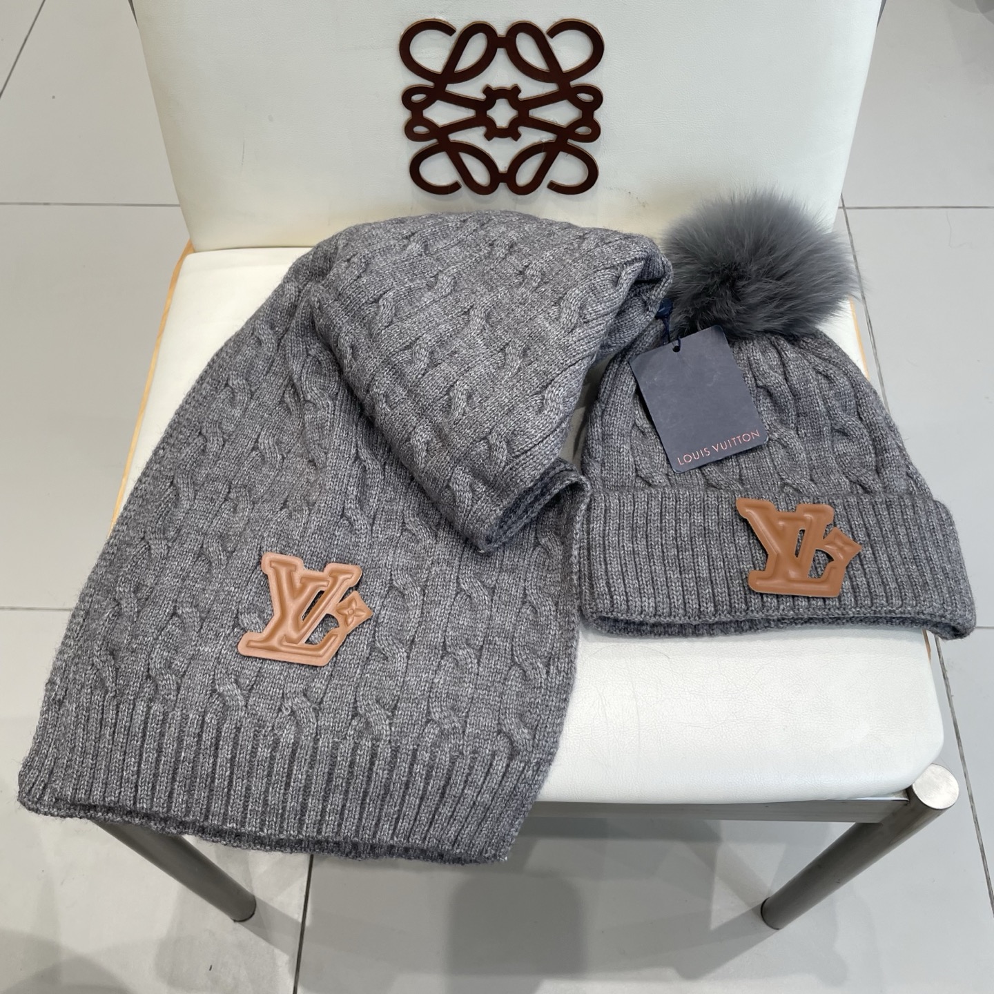 LV 路易威登经典款配狐狸毛球针织羊毛围巾帽子套装，经典男款，