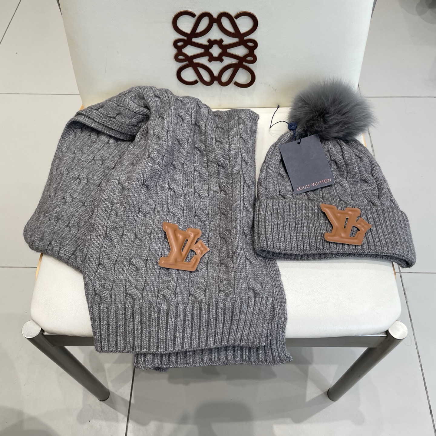 LV 路易威登经典款配狐狸毛球针织羊毛围巾帽子套装，经典男款，