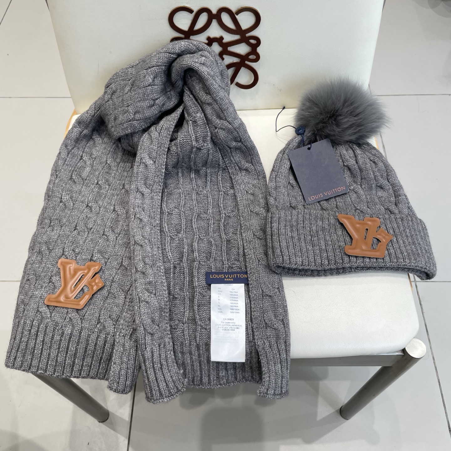 LV 路易威登经典款配狐狸毛球针织羊毛围巾帽子套装，经典男款，