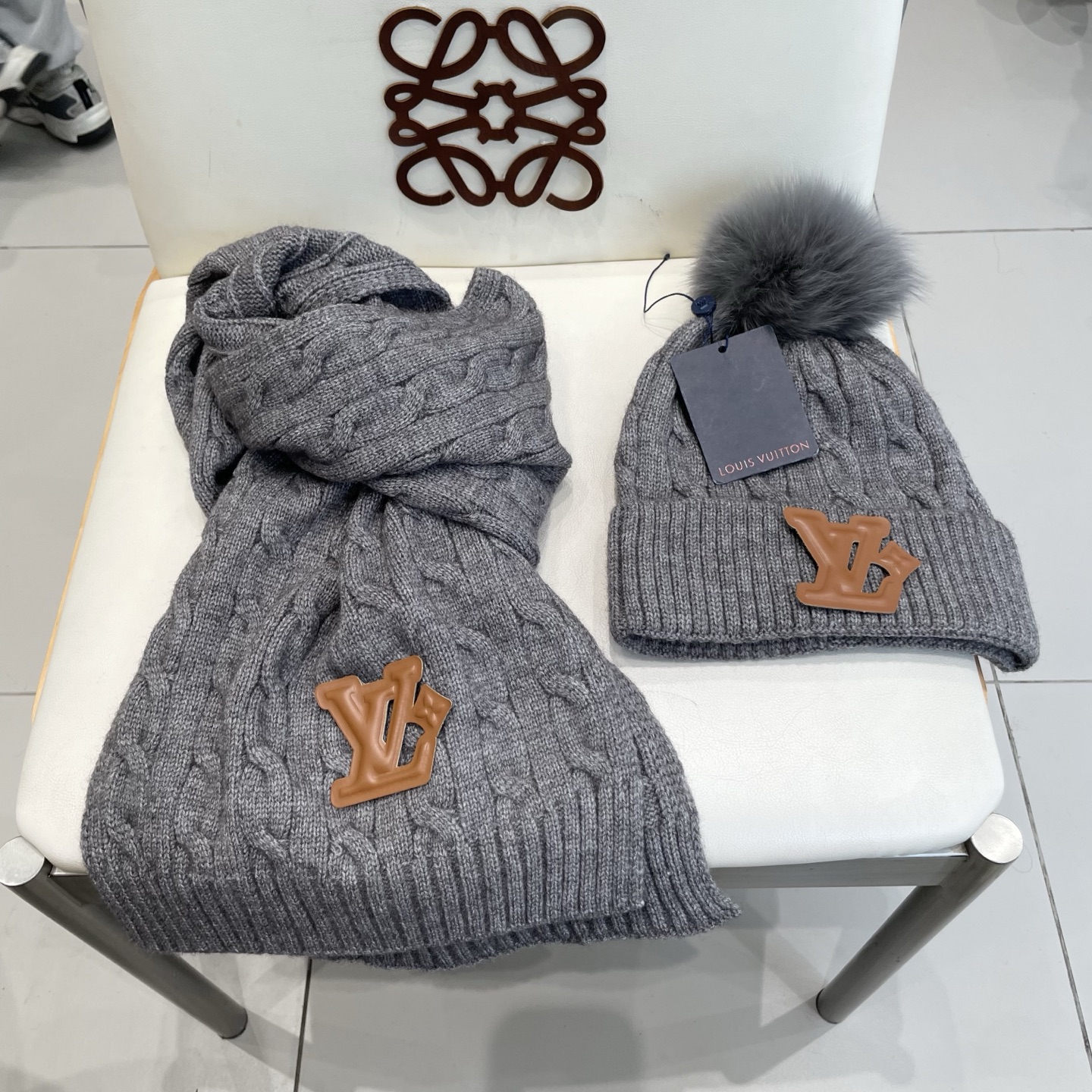 LV 路易威登经典款配狐狸毛球针织羊毛围巾帽子套装，经典男款，