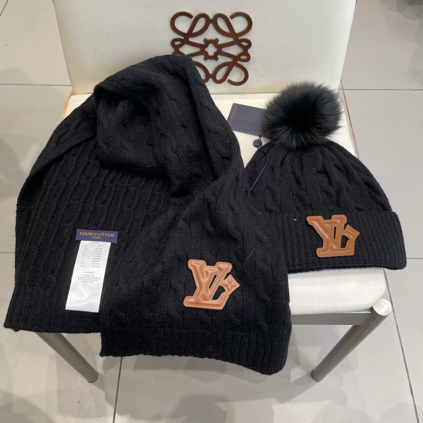 LV 路易威登经典款配狐狸毛球针织羊毛围巾帽子套装，经典男款，