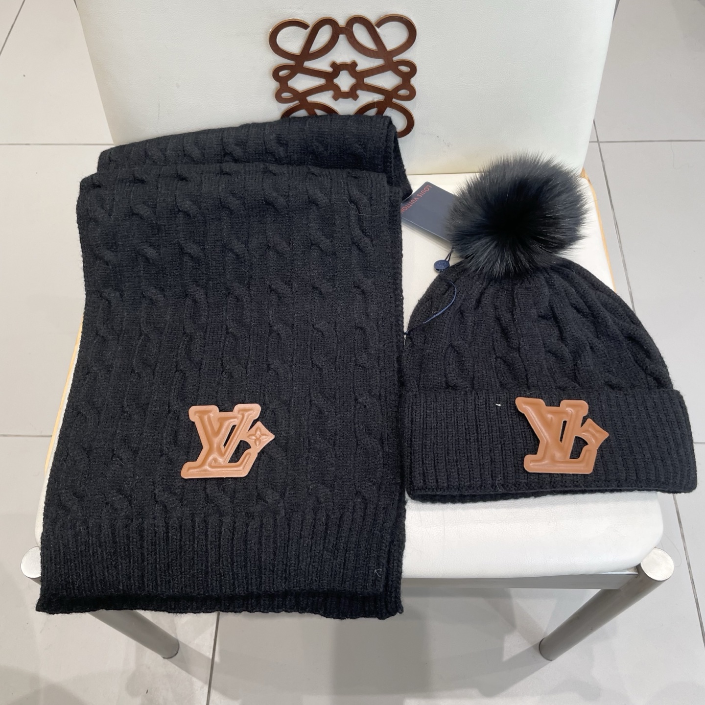 LV 路易威登经典款配狐狸毛球针织羊毛围巾帽子套装，经典男款，
