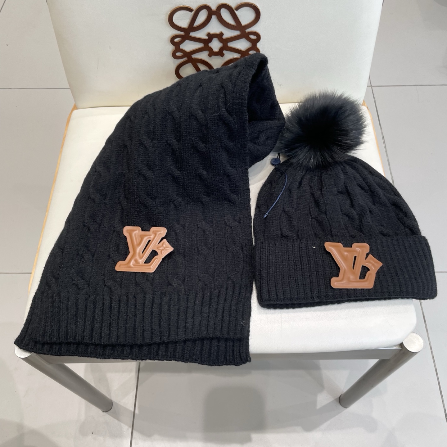LV 路易威登经典款配狐狸毛球针织羊毛围巾帽子套装，经典男款，