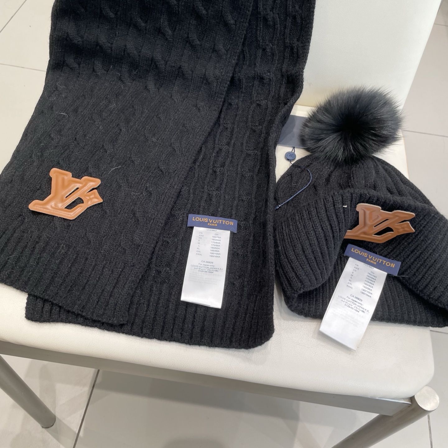LV 路易威登经典款配狐狸毛球针织羊毛围巾帽子套装，经典男款，