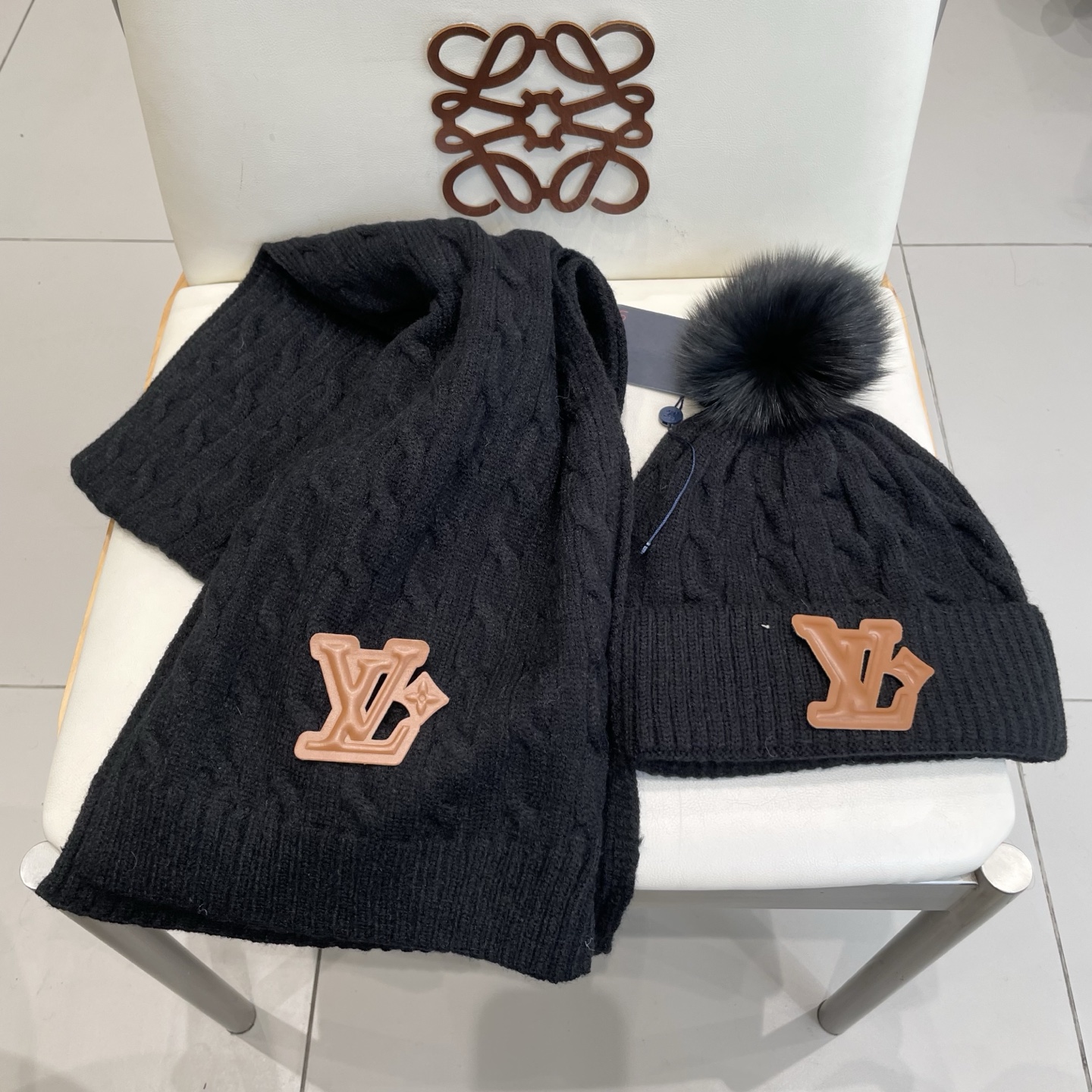 LV 路易威登经典款配狐狸毛球针织羊毛围巾帽子套装，经典男款，