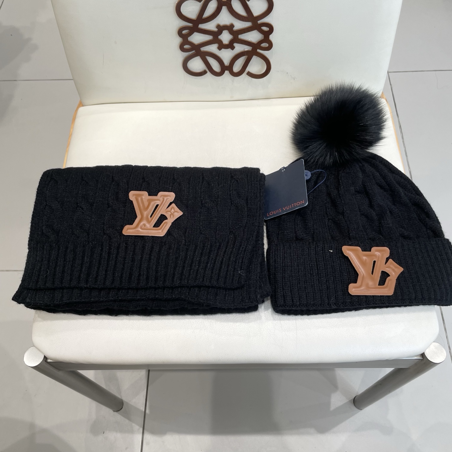 LV 路易威登经典款配狐狸毛球针织羊毛围巾帽子套装，经典男款，