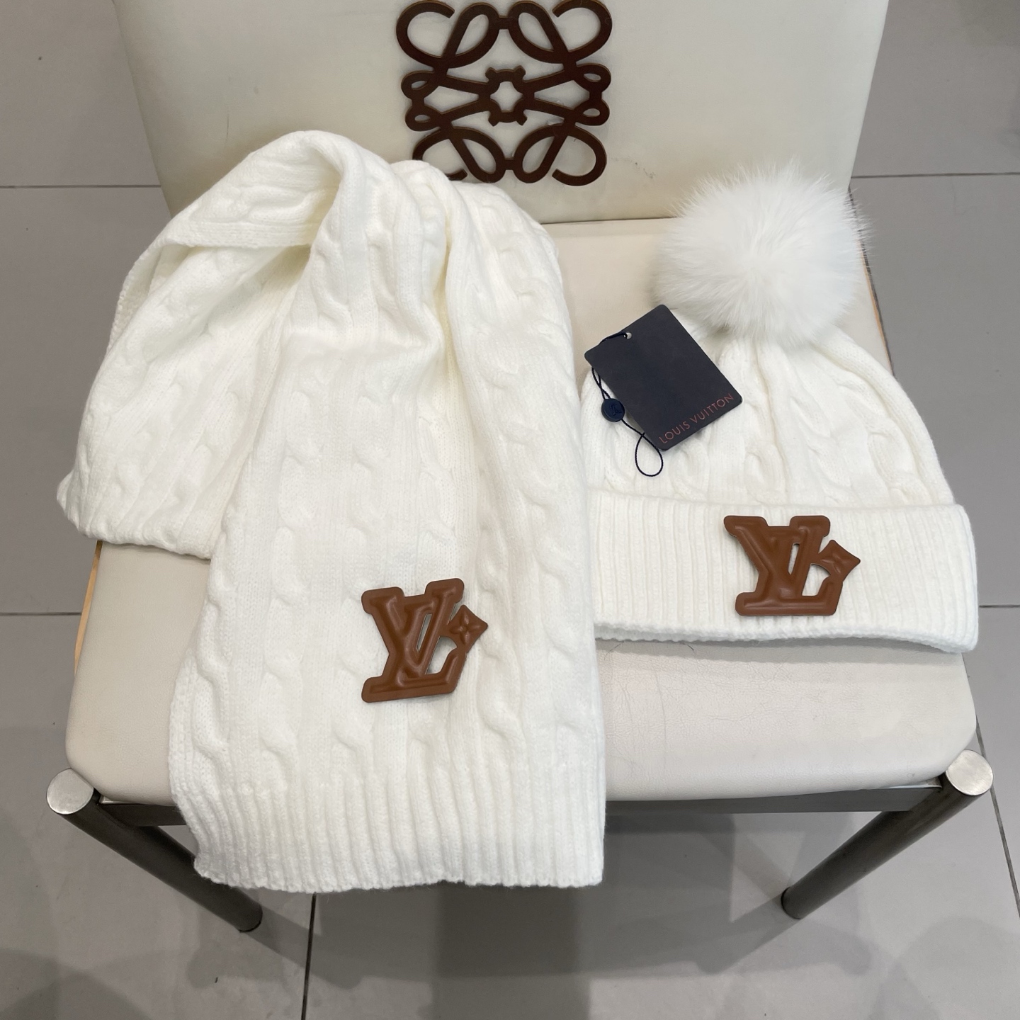 LV 路易威登经典款配狐狸毛球针织羊毛围巾帽子套装，经典男款，