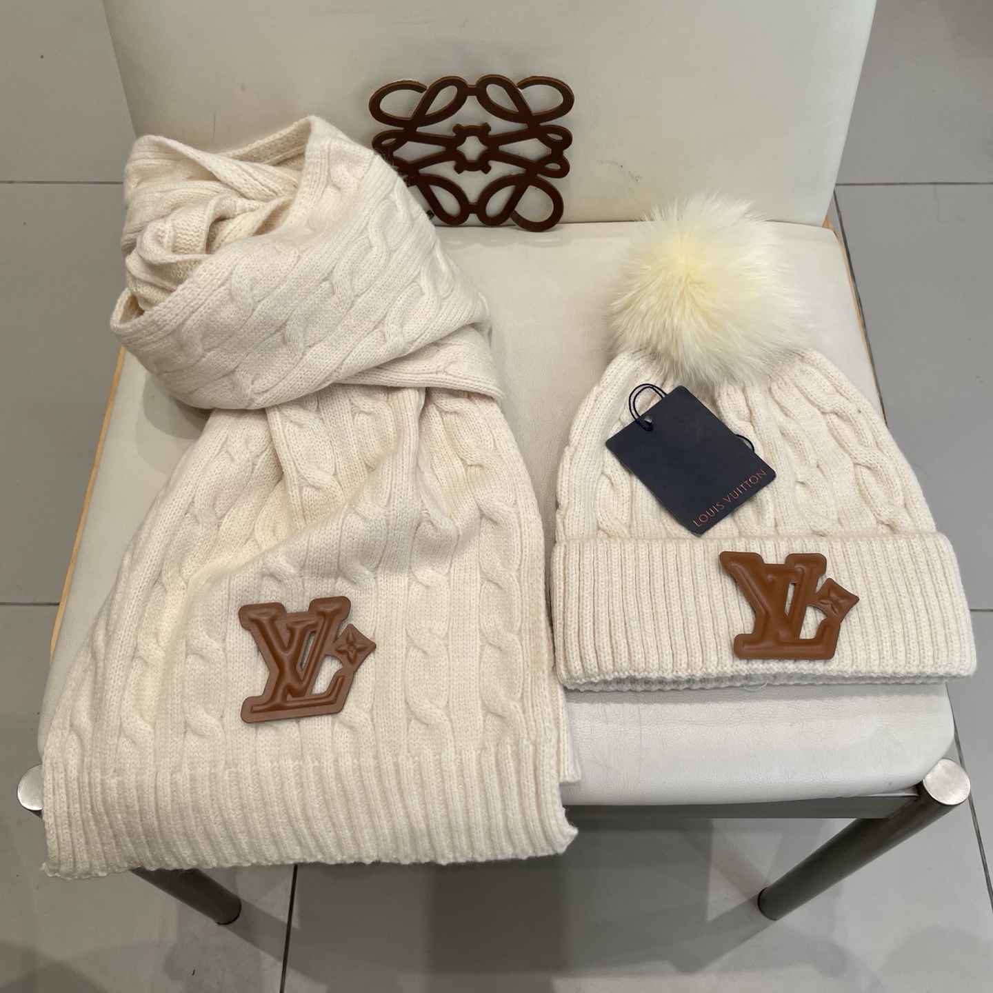 LV 路易威登经典款配狐狸毛球针织羊毛围巾帽子套装，经典男款，
