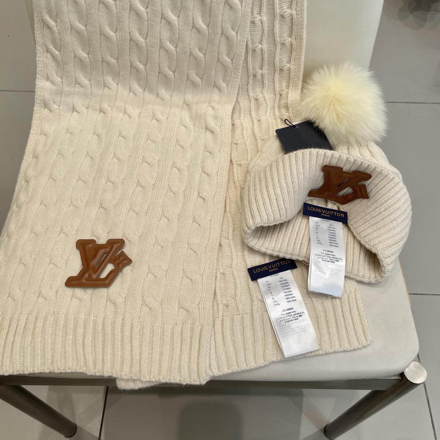 LV 路易威登经典款配狐狸毛球针织羊毛围巾帽子套装，经典男款，