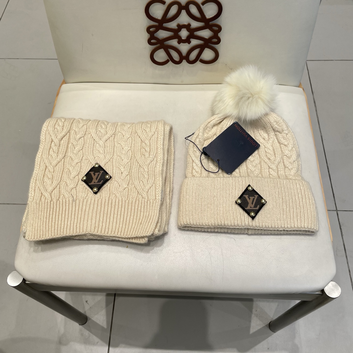 LV2件套%70羊毛+%30兔毛套装：狐狸毛帽子➕围巾】经典套装帽子！暖暖哒超级舒服～冬日小姐姐减龄神器