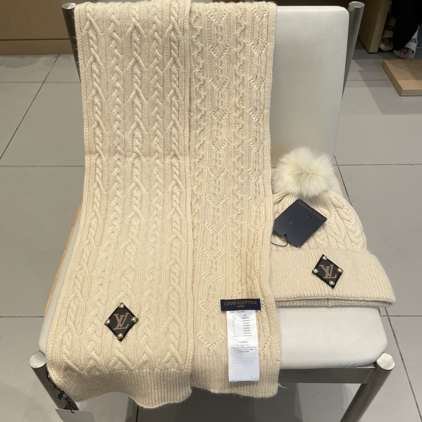 LV2件套%70羊毛+%30兔毛套装：狐狸毛帽子➕围巾】经典套装帽子！暖暖哒超级舒服～冬日小姐姐减龄神器