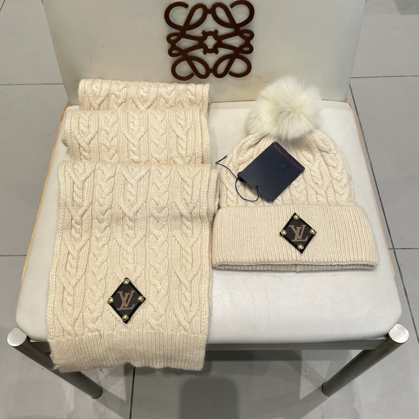 LV2件套%70羊毛+%30兔毛套装：狐狸毛帽子➕围巾】经典套装帽子！暖暖哒超级舒服～冬日小姐姐减龄神器