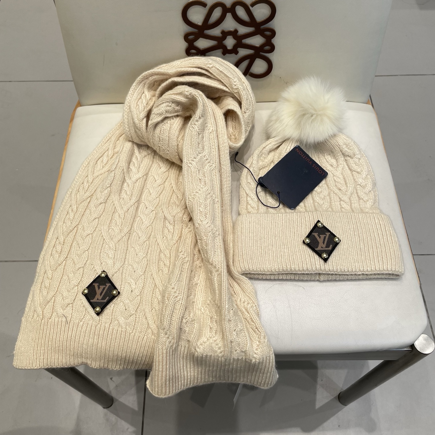 LV2件套%70羊毛+%30兔毛套装：狐狸毛帽子➕围巾】经典套装帽子！暖暖哒超级舒服～冬日小姐姐减龄神器