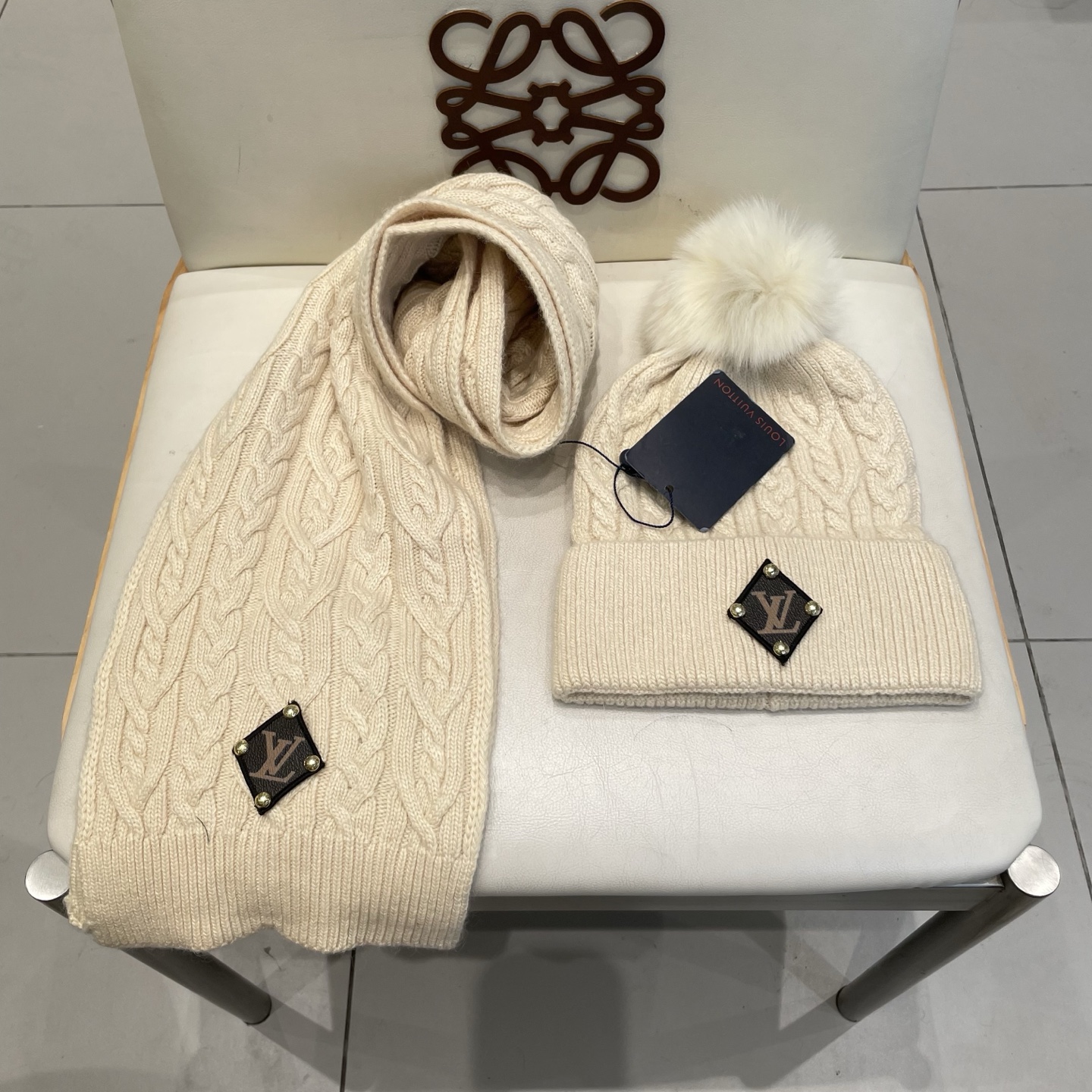 LV2件套%70羊毛+%30兔毛套装：狐狸毛帽子➕围巾】经典套装帽子！暖暖哒超级舒服～冬日小姐姐减龄神器