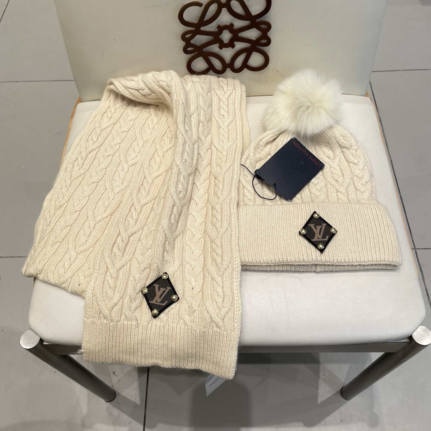 LV2件套%70羊毛+%30兔毛套装：狐狸毛帽子➕围巾】经典套装帽子！暖暖哒超级舒服～冬日小姐姐减龄神器