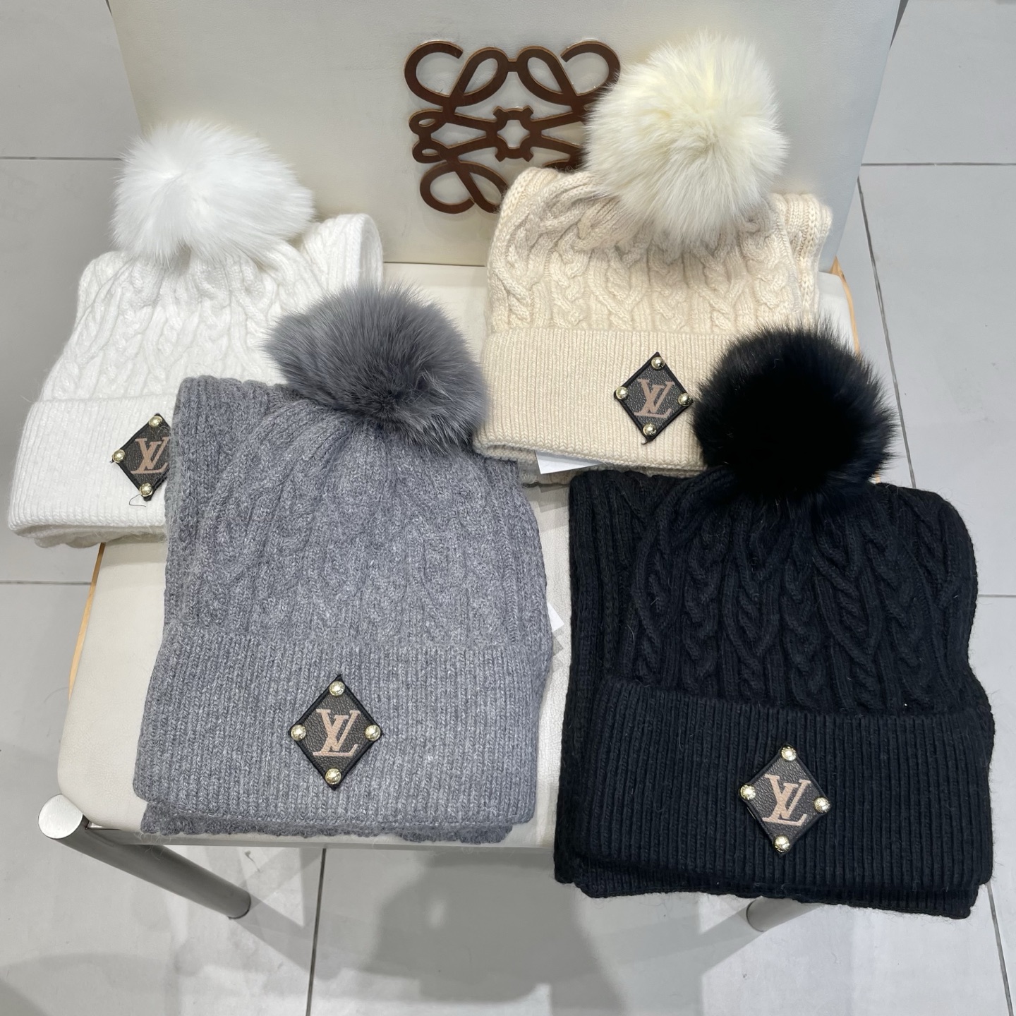 LV2件套%70羊毛+%30兔毛套装：狐狸毛帽子➕围巾】经典套装帽子！暖暖哒超级舒服～冬日小姐姐减龄神器