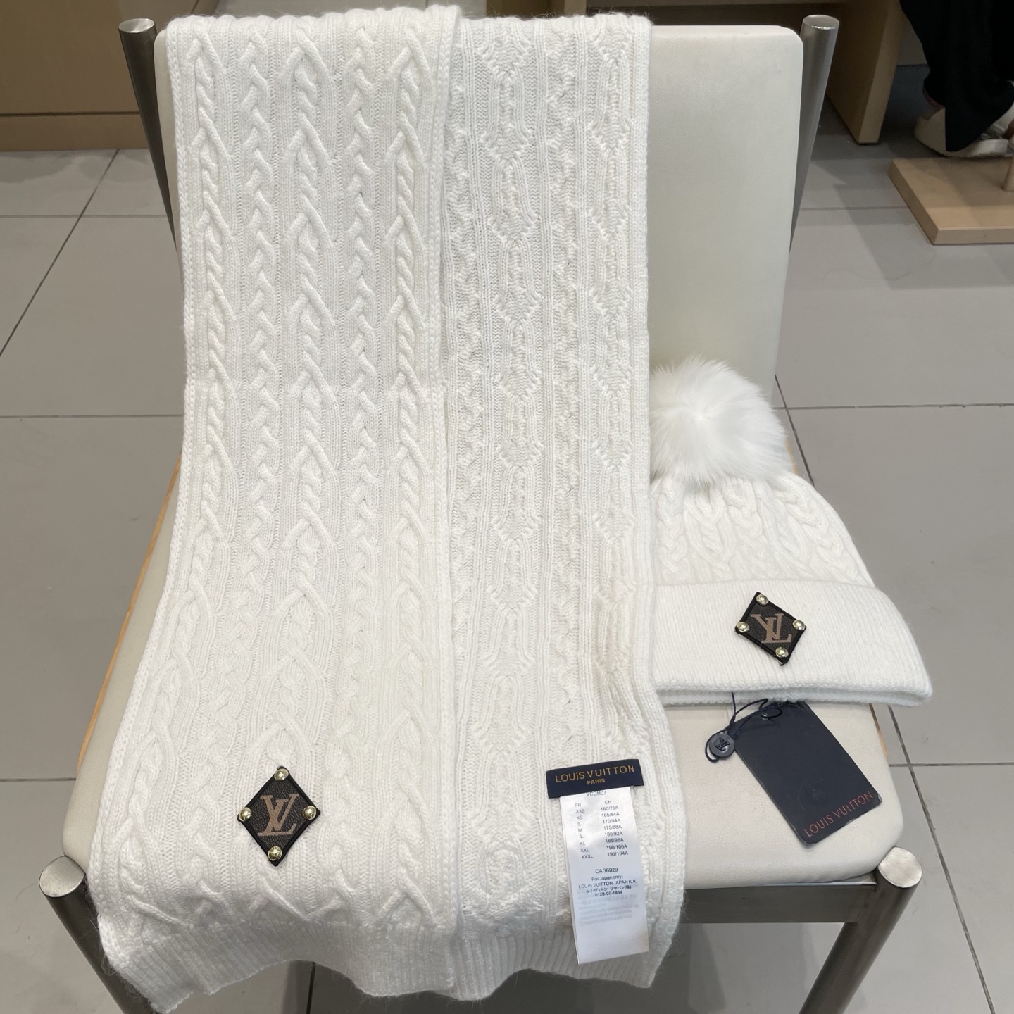 LV2件套%70羊毛+%30兔毛套装：狐狸毛帽子➕围巾】经典套装帽子！暖暖哒超级舒服～冬日小姐姐减龄神器