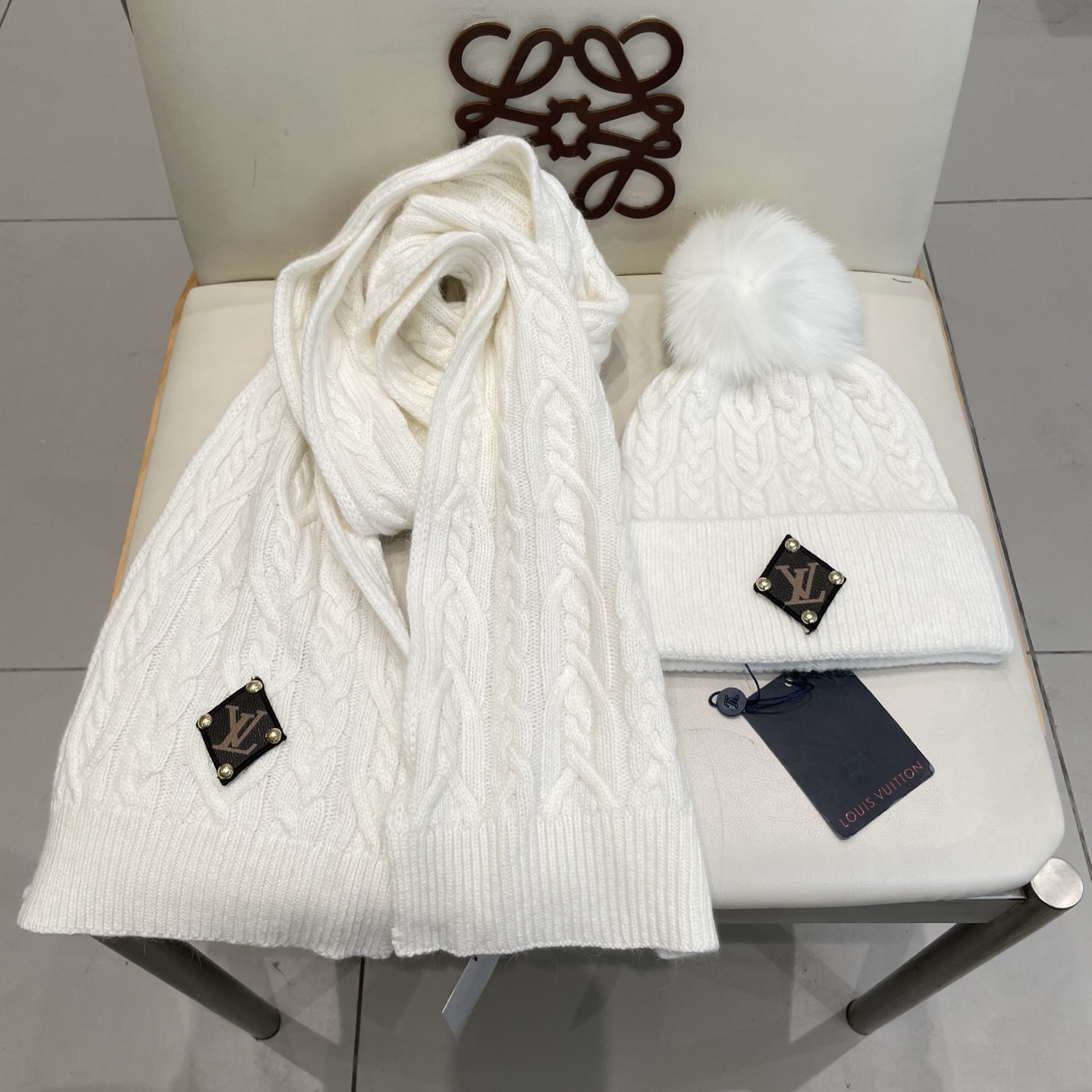 LV2件套%70羊毛+%30兔毛套装：狐狸毛帽子➕围巾】经典套装帽子！暖暖哒超级舒服～冬日小姐姐减龄神器