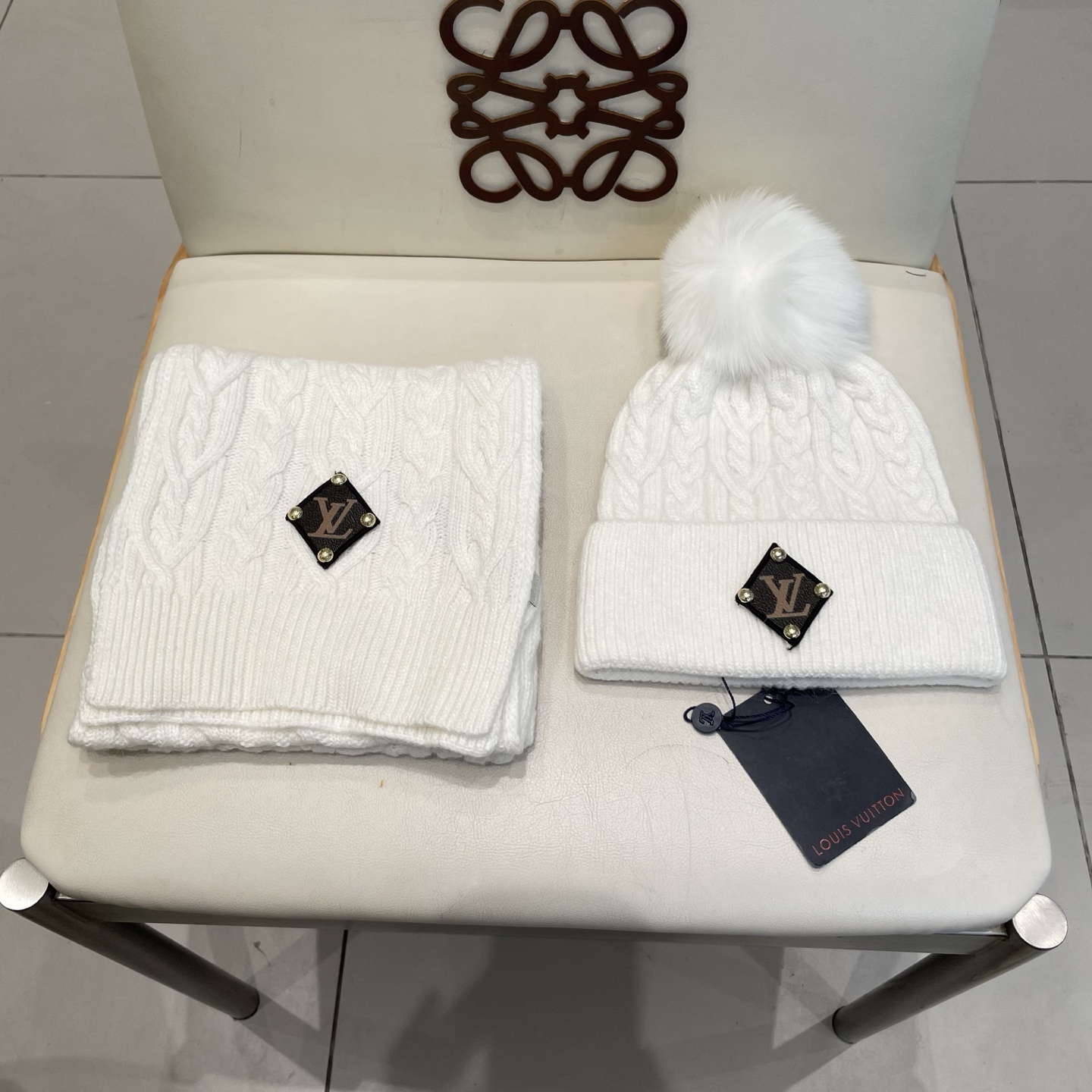 LV2件套%70羊毛+%30兔毛套装：狐狸毛帽子➕围巾】经典套装帽子！暖暖哒超级舒服～冬日小姐姐减龄神器