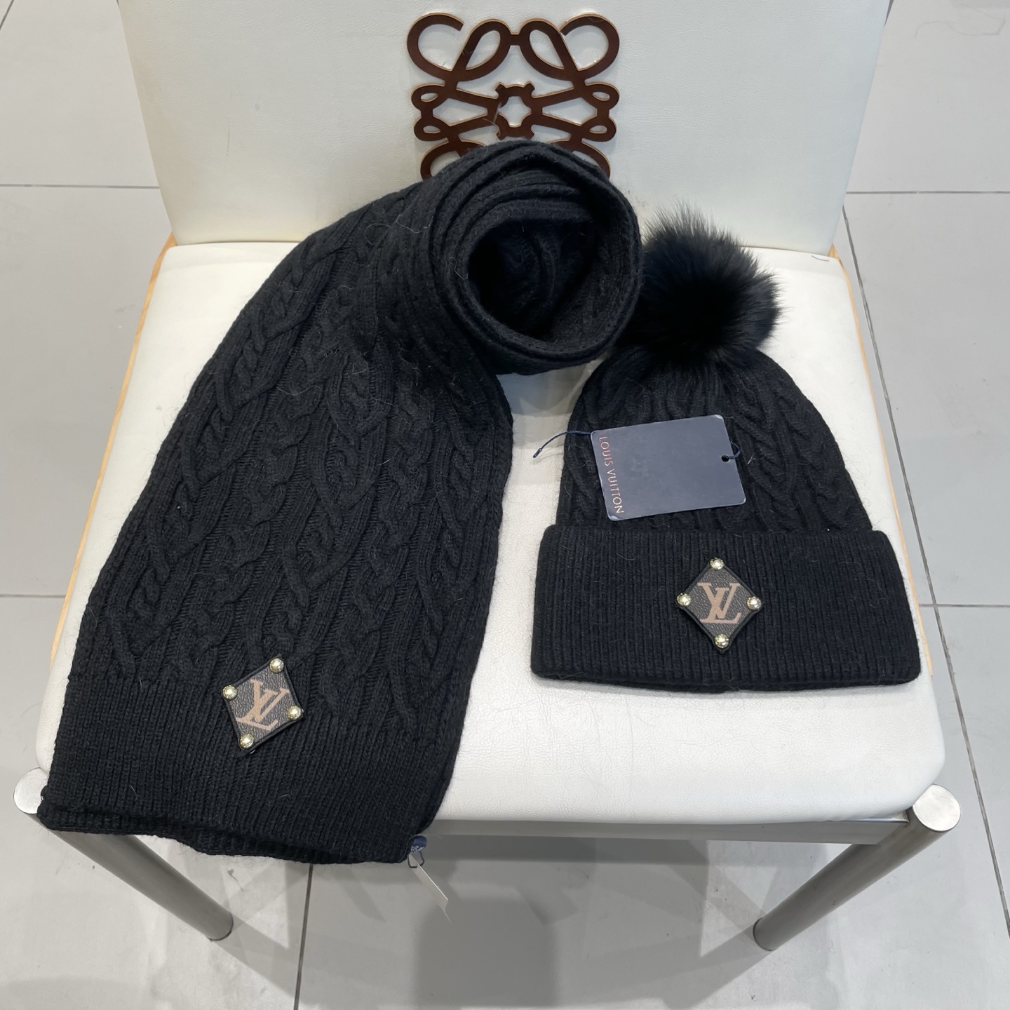 LV2件套%70羊毛+%30兔毛套装：狐狸毛帽子➕围巾】经典套装帽子！暖暖哒超级舒服～冬日小姐姐减龄神器