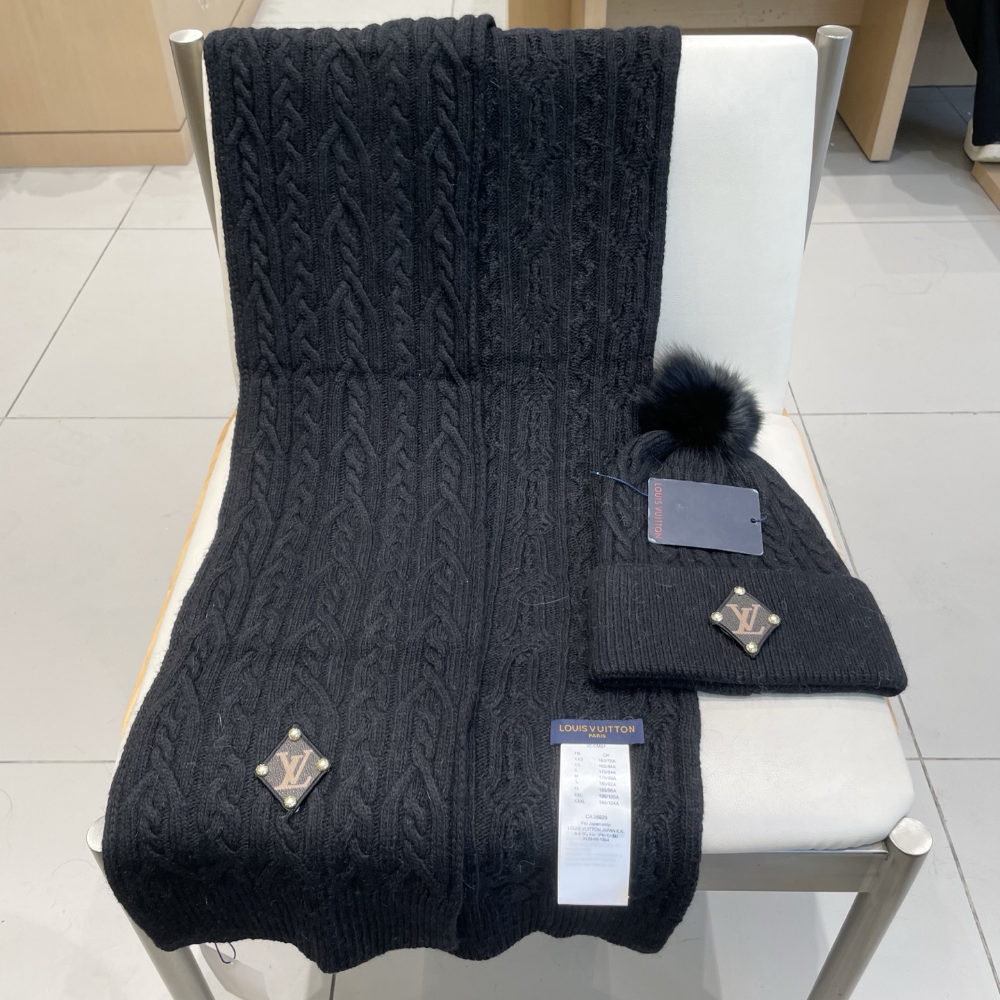 LV2件套%70羊毛+%30兔毛套装：狐狸毛帽子➕围巾】经典套装帽子！暖暖哒超级舒服～冬日小姐姐减龄神器