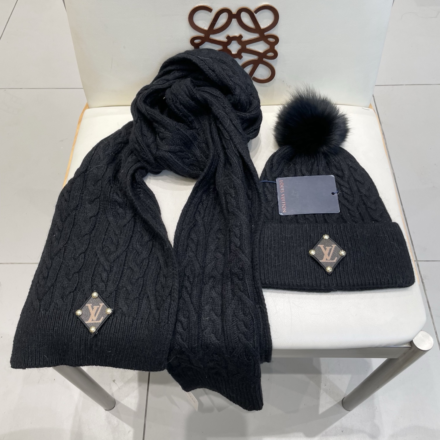 LV2件套%70羊毛+%30兔毛套装：狐狸毛帽子➕围巾】经典套装帽子！暖暖哒超级舒服～冬日小姐姐减龄神器