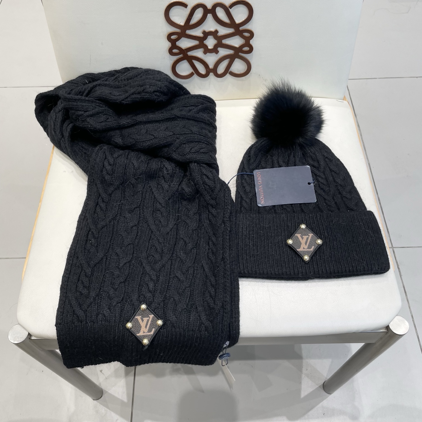LV2件套%70羊毛+%30兔毛套装：狐狸毛帽子➕围巾】经典套装帽子！暖暖哒超级舒服～冬日小姐姐减龄神器