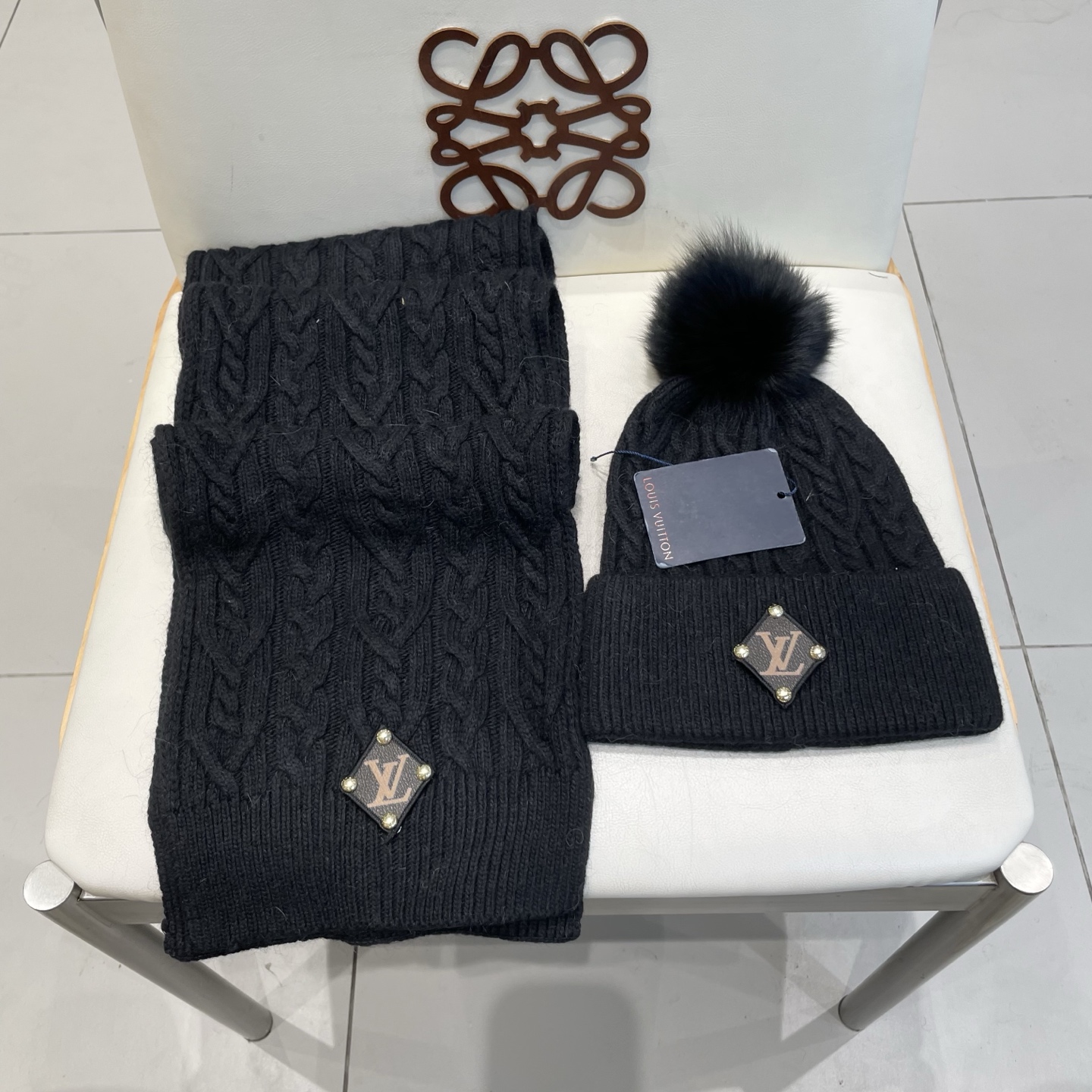LV2件套%70羊毛+%30兔毛套装：狐狸毛帽子➕围巾】经典套装帽子！暖暖哒超级舒服～冬日小姐姐减龄神器