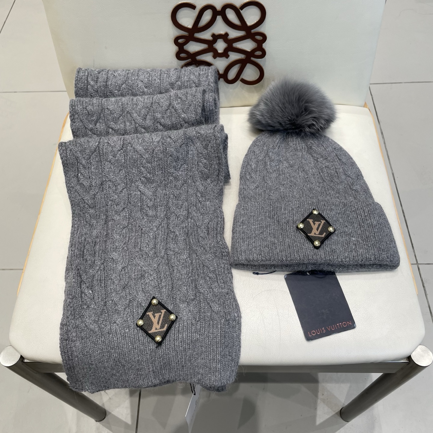 LV2件套%70羊毛+%30兔毛套装：狐狸毛帽子➕围巾】经典套装帽子！暖暖哒超级舒服～冬日小姐姐减龄神器