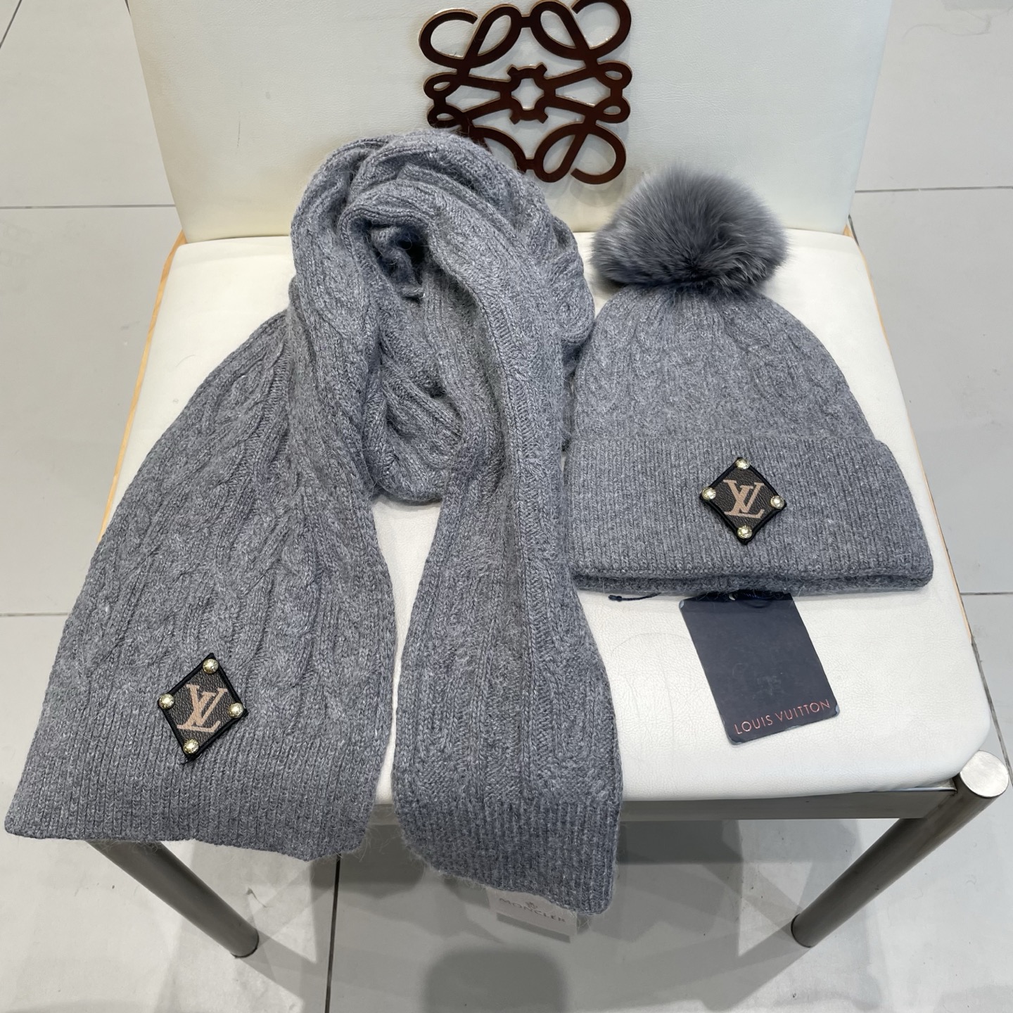 LV2件套%70羊毛+%30兔毛套装：狐狸毛帽子➕围巾】经典套装帽子！暖暖哒超级舒服～冬日小姐姐减龄神器