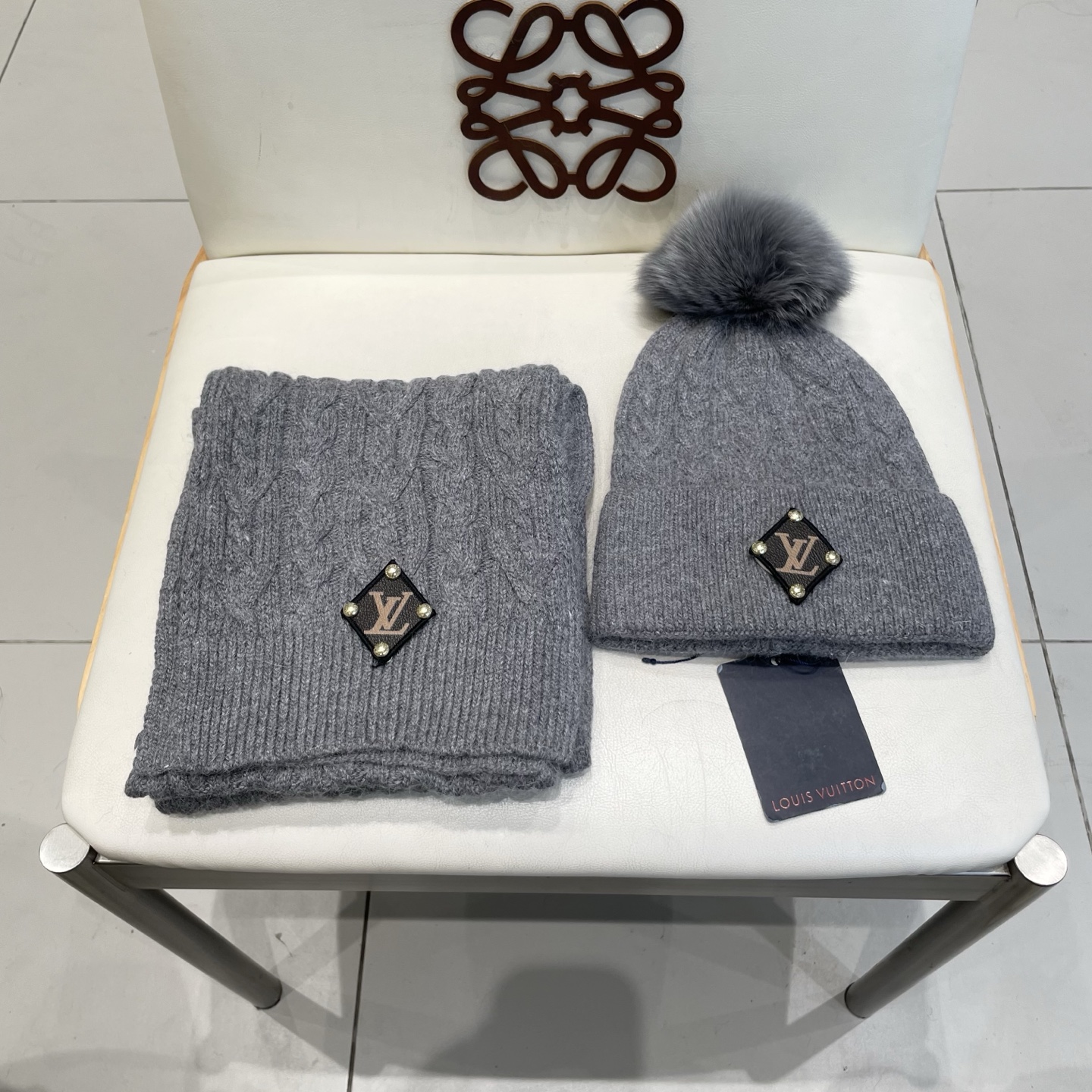 LV2件套%70羊毛+%30兔毛套装：狐狸毛帽子➕围巾】经典套装帽子！暖暖哒超级舒服～冬日小姐姐减龄神器