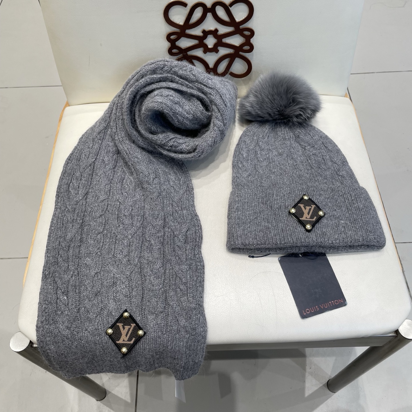 LV2件套%70羊毛+%30兔毛套装：狐狸毛帽子➕围巾】经典套装帽子！暖暖哒超级舒服～冬日小姐姐减龄神器