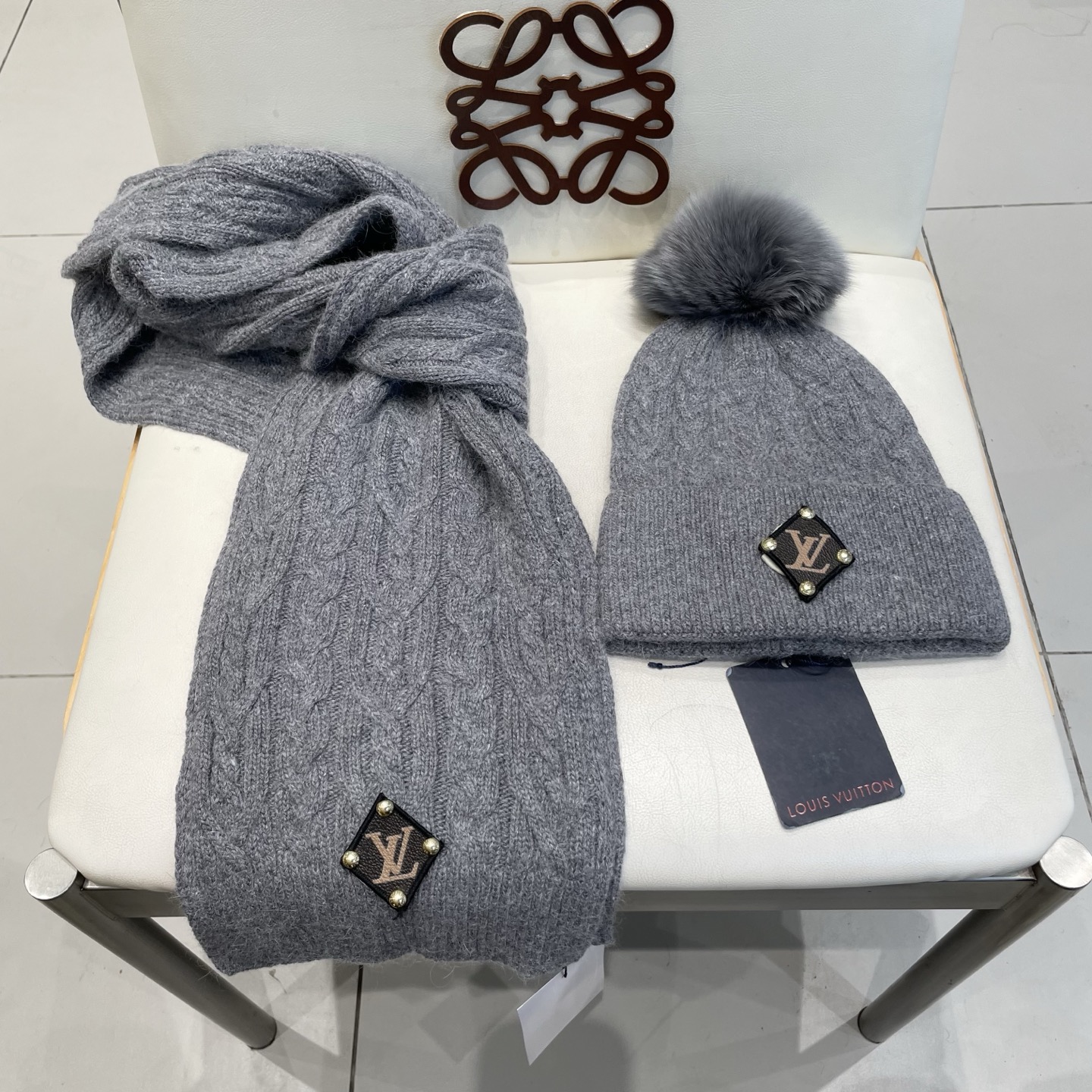 LV2件套%70羊毛+%30兔毛套装：狐狸毛帽子➕围巾】经典套装帽子！暖暖哒超级舒服～冬日小姐姐减龄神器