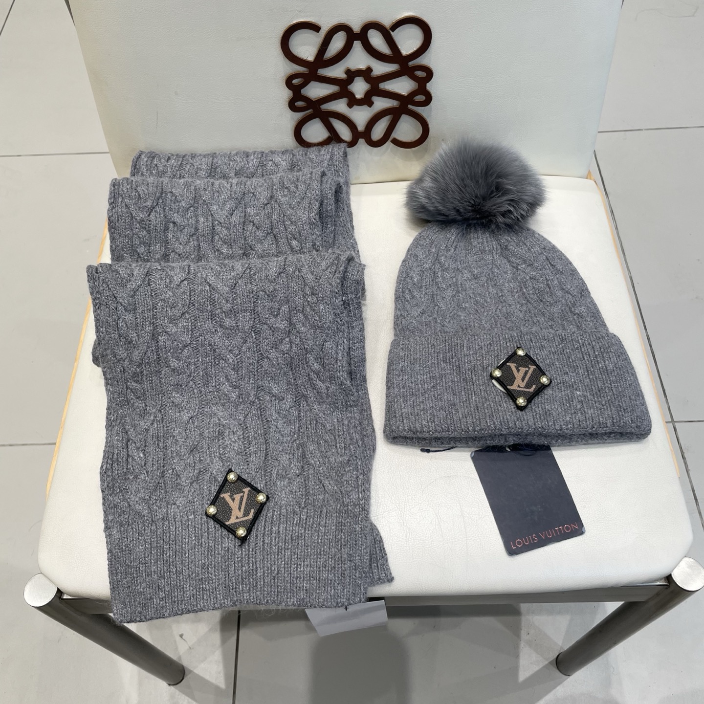 LV2件套%70羊毛+%30兔毛套装：狐狸毛帽子➕围巾】经典套装帽子！暖暖哒超级舒服～冬日小姐姐减龄神器