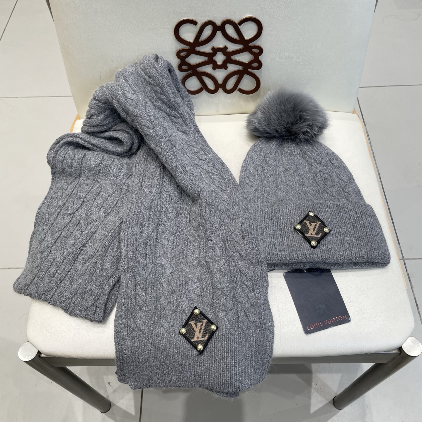 LV2件套%70羊毛+%30兔毛套装：狐狸毛帽子➕围巾】经典套装帽子！暖暖哒超级舒服～冬日小姐姐减龄神器