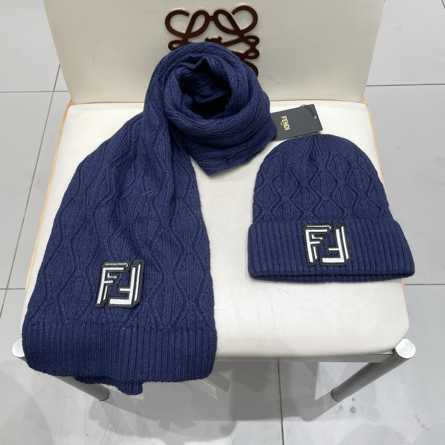 fendl芬迪套装🎁FENDI原单帽子围巾套装😱全新来袭[色]😱新款70%羊绒➕30%羊毛[色]配狐狸毛