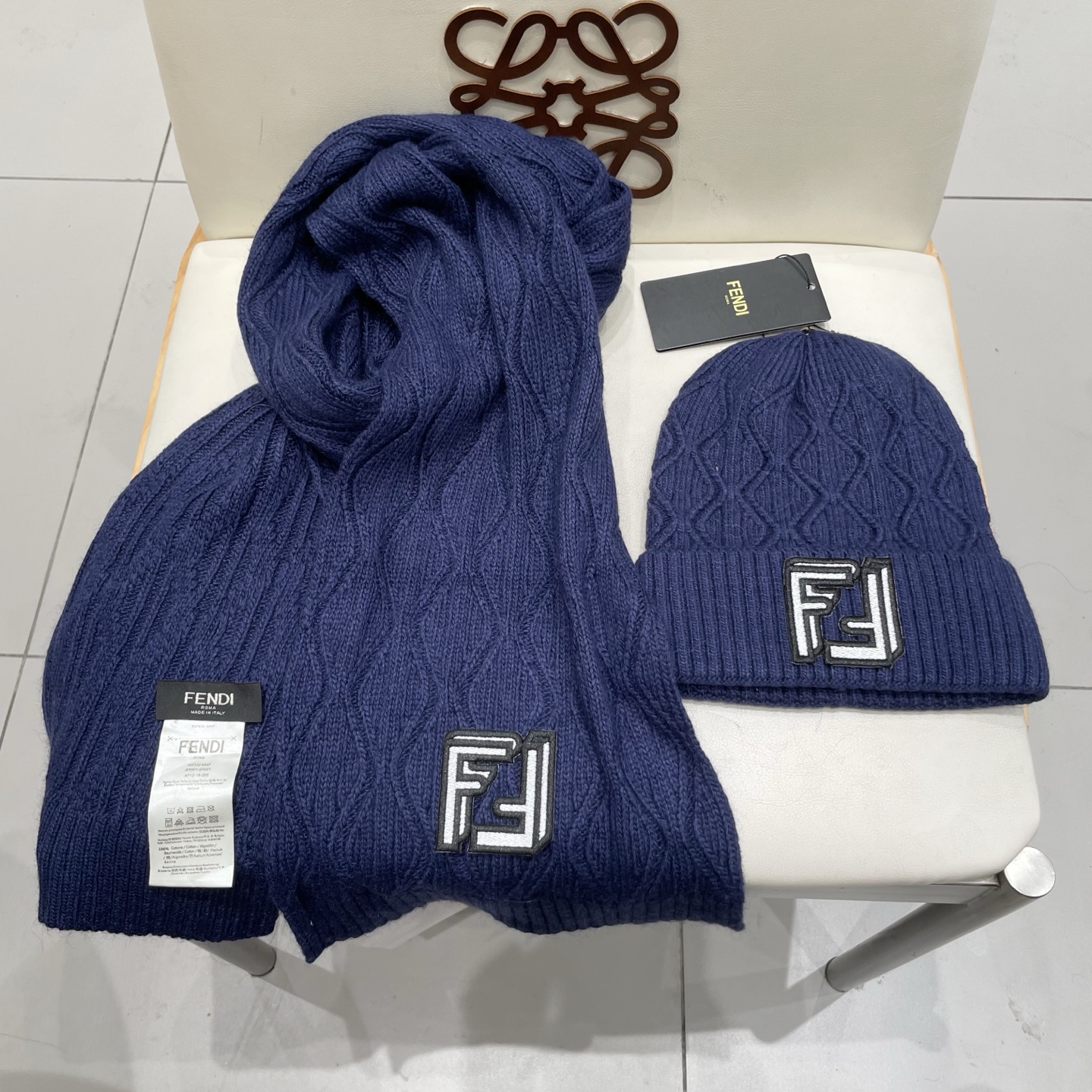 fendl芬迪套装🎁FENDI原单帽子围巾套装😱全新来袭[色]😱新款70%羊绒➕30%羊毛[色]配狐狸毛