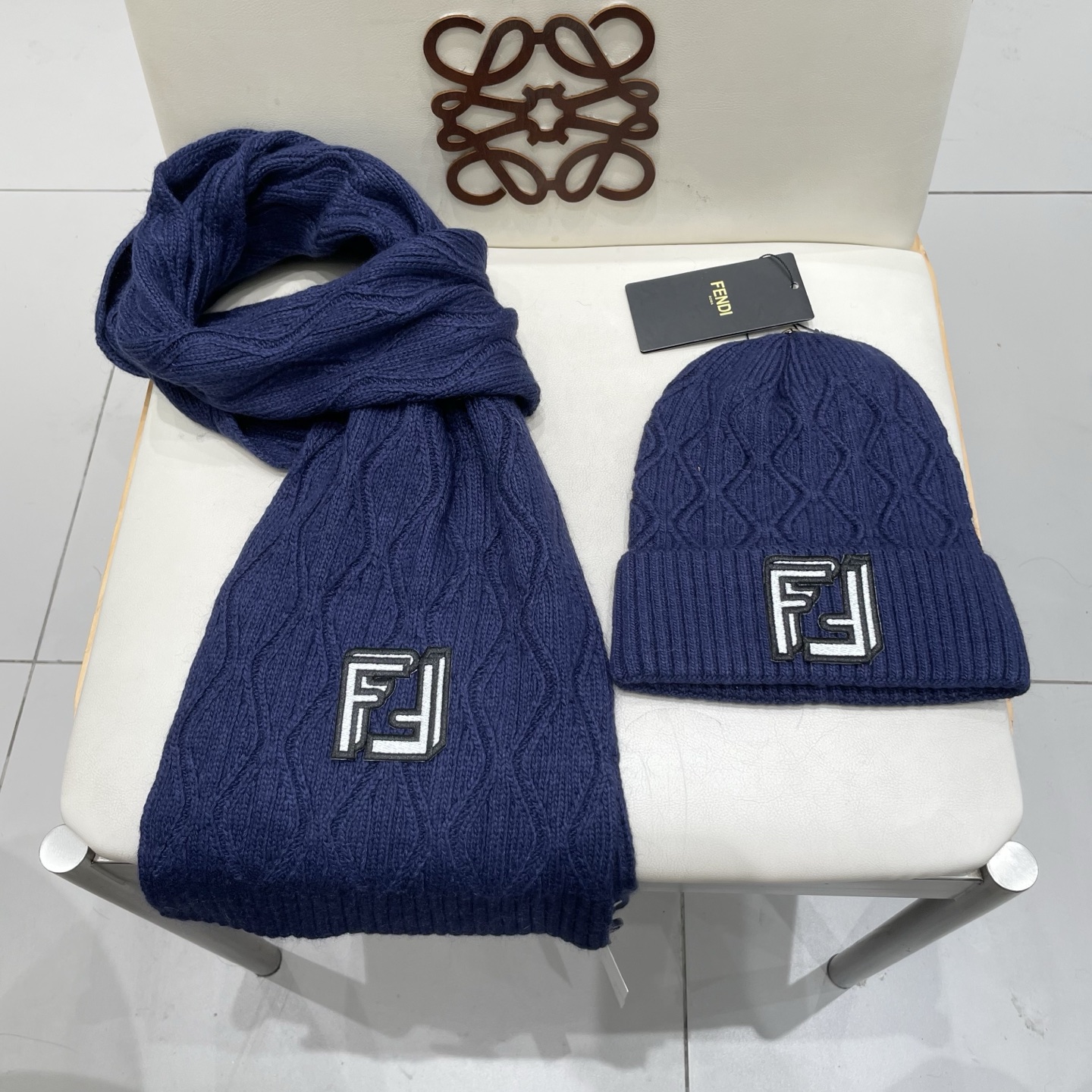 fendl芬迪套装🎁FENDI原单帽子围巾套装😱全新来袭[色]😱新款70%羊绒➕30%羊毛[色]配狐狸毛